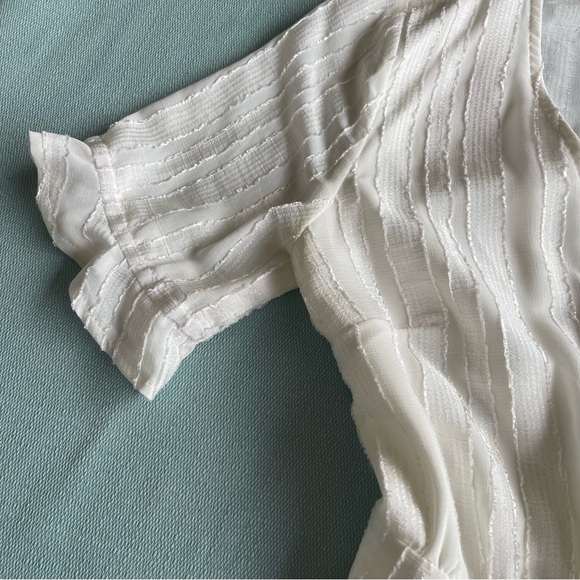 HELLO MOLLY V-NECKLINE WRAP MINI DRESS WHITE FLATTERING FLOWY SHORT SLEEVES SZ S - Picture 10 of 13